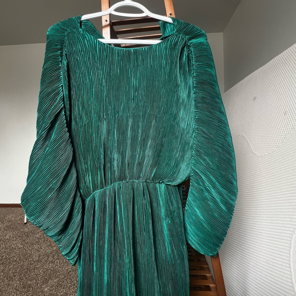 Crimped forest green dress, perfect for formal events and weddings